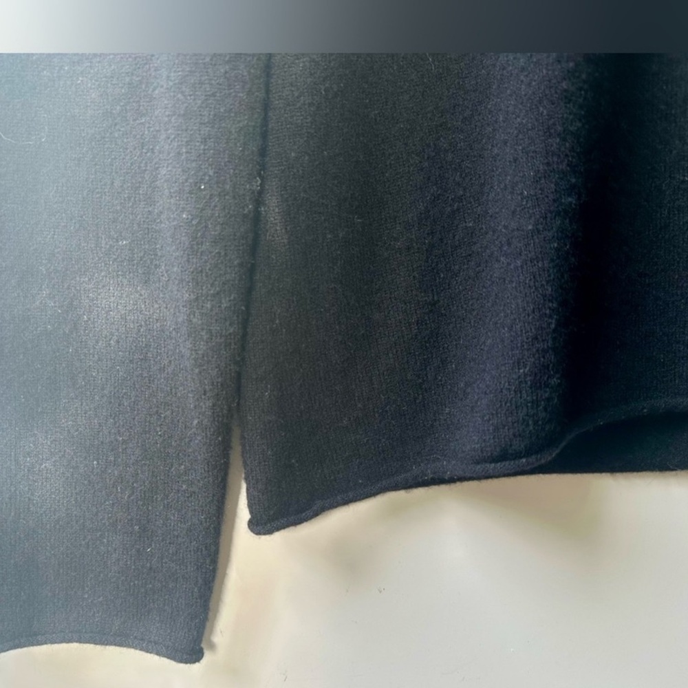 Ply Cashmere 100% Cashmere Black V-necklace sweater, size L - Picture 5 of 6